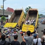 Tamparan Keras! Warga Pemalang Tumpahkan Sampah di Pendopo