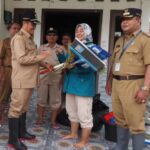 Banjir Rob di Desa Pesantren Bupati Mansur Pimpin Penyaluran Bantuan