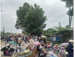 Tolak “Stockpile” Batubara,warga Jambi Blokir Jalan Lintas Timur Sumatera