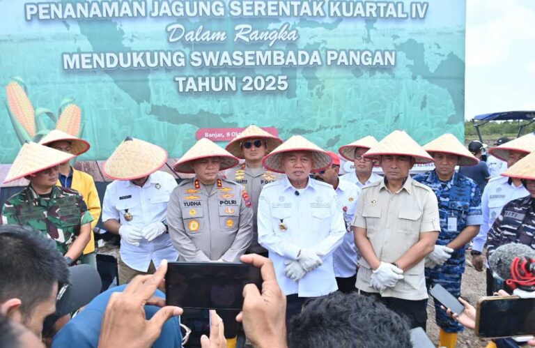 Kapolda Kalsel bersama Gubernur Kalsel dan Forkopimda kompak mengenakan caping saat penanaman jagung serentak kuartal IV sebagai langkah mendukung swasembada pangan 2025.