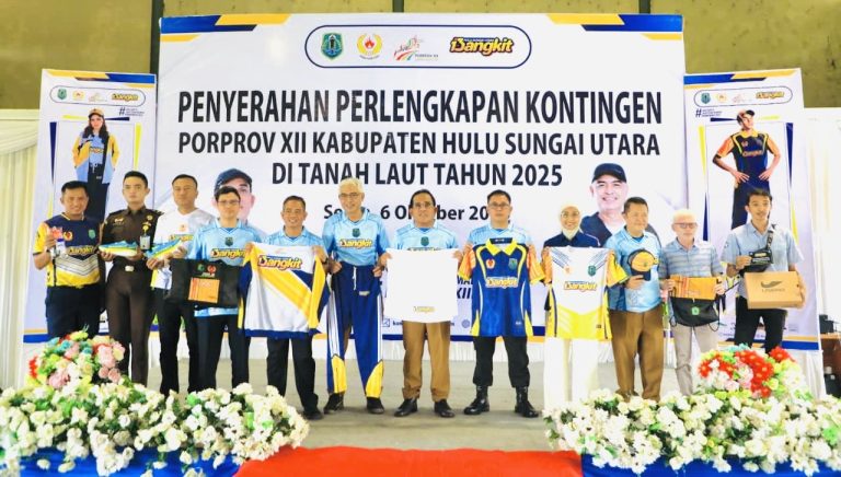 Bupati HSU H. Sahrujani saat menyerahkan kelengkapan atlet Porprop HSU seraya memberikan Pantun Penyemangatvpada atlit HSU