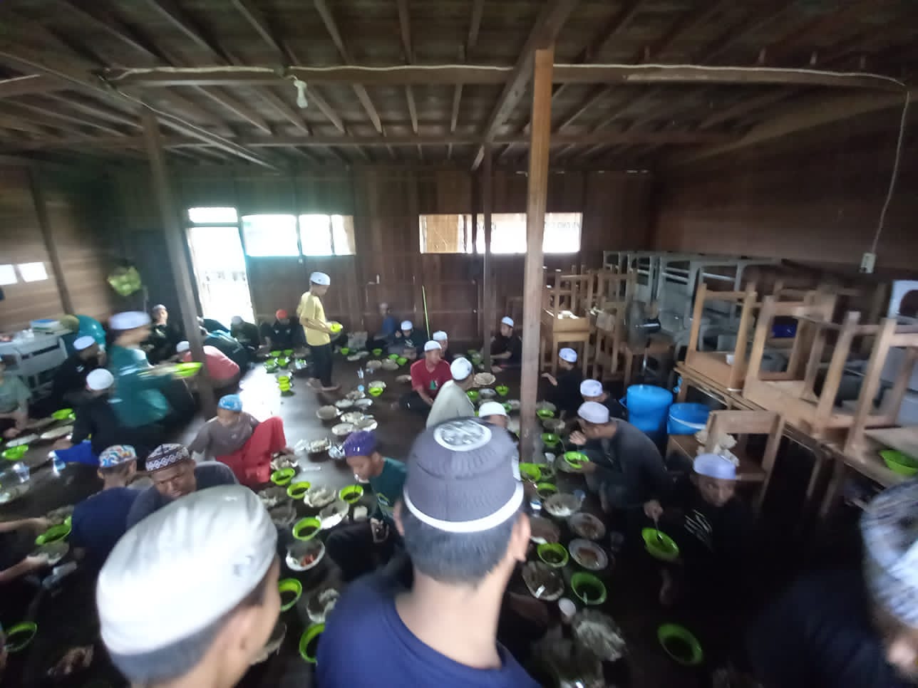 Tampak Santri Sàat malan siang hari sabuti 4/10/2025 saat istirahan dalam melaksnakan persuapan haul ke-13 KH. Ahmad Jahri