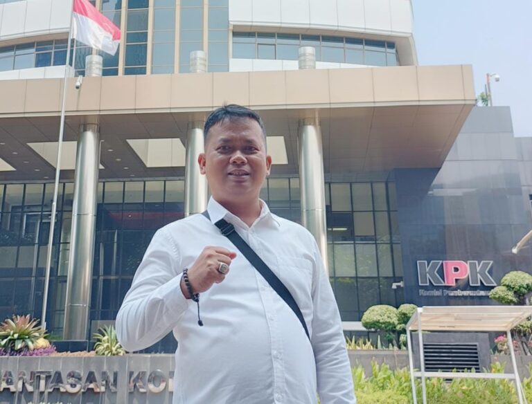 Ketua KMPB Kalsel, Bahaudin di Deoan Gedung Merah Putih KPK