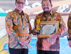 Komitmen Jaga Ekosistem Sehat: Bupati Pemalang Anom Widiyantoro Raih Penghargaan Kepala Daerah Peduli Penyiaran KPID Jateng 2025