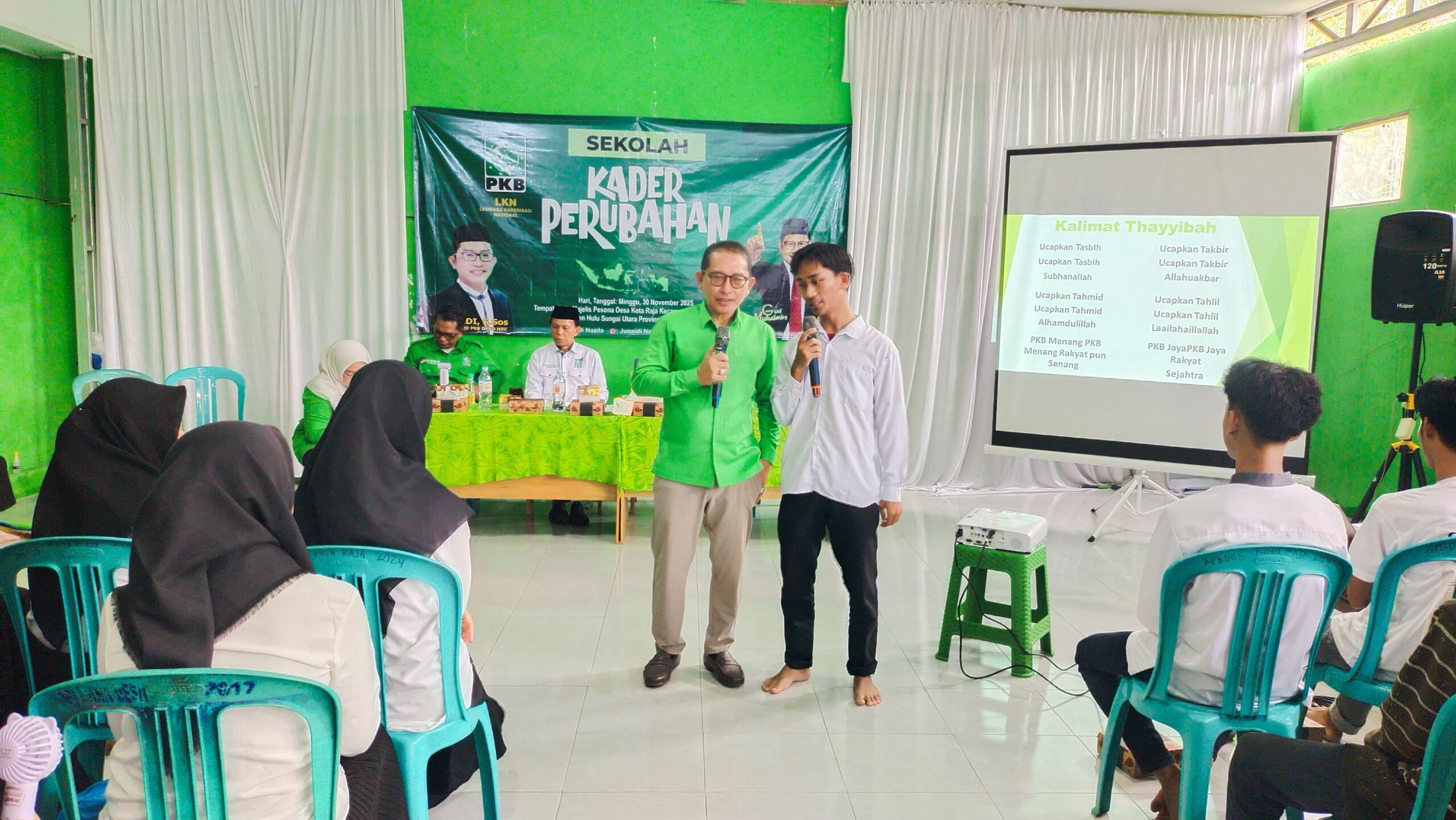 Junaidi anggota DPRD HSU saat beriteraksi dengan peserta pelatihan