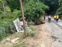 Truk Molen Terguling Akibat Jalan Ambles di Perbatasan Dukuh Lumpang–Sambeng, Sopir Selamat