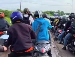 Pemotor Penuhi Badan Jalan di Kawasan Industri MM2100 Cikarang Barat, Arus Truk Tersendat dan Lalu Lintas Macet