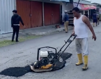 Jalan Purwoharjo – Gintung Kini Lebih Nyaman Setelah Penambalan oleh UPJI VIII