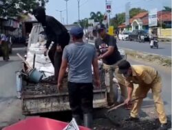 Respon Cepat Keluhan Warga, Unit Jalan Comal Perbaiki Titik Kerusakan di Jalan Lingkar