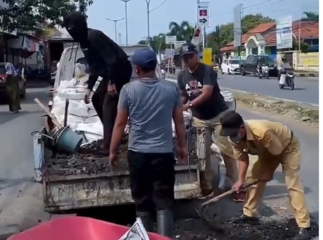 Respon Cepat Keluhan Warga, Unit Jalan Comal Perbaiki Titik Kerusakan di Jalan Lingkar