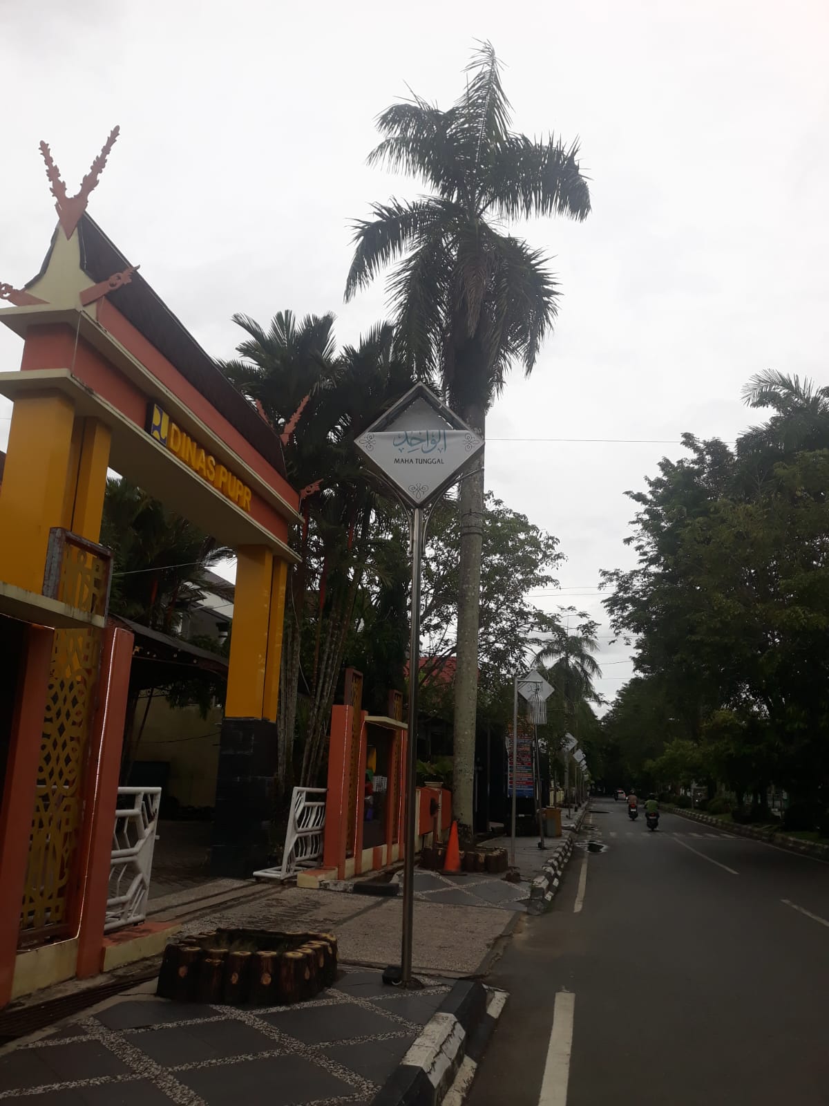 Antara Kebanggaan Tugu Shalawat dan Kerinduan Ornamen Asmaul Husna, DPRD HSU Beri Dukungan Penuh 3 Sebelum hilang inilah kondisi Asmaul Husna di Depan Kantor PUPR HSU ini di jalan A. Yani