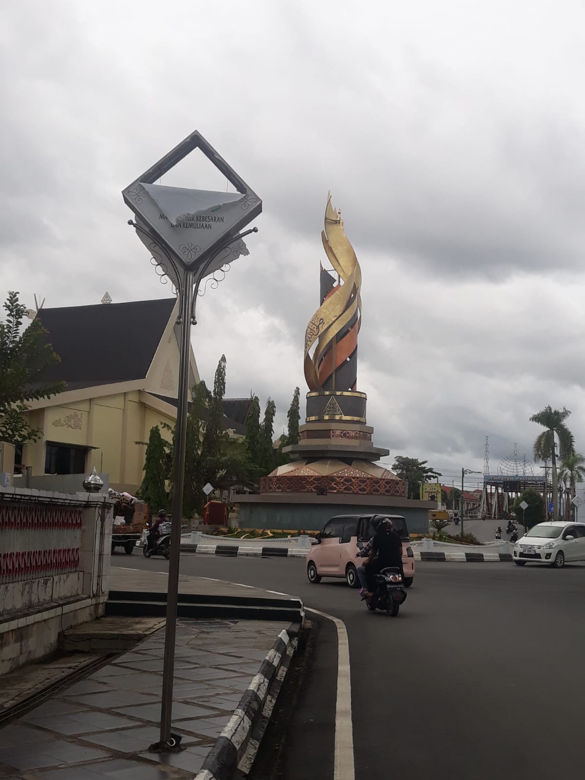 inilah kondisi ornamen Asmaul Husna yang pernah ada tahun 2025 lalu, walaupun kondisinya rusak, namun kerusakan hanya pada bagian atas, sedangkan tiangnya masih bagus