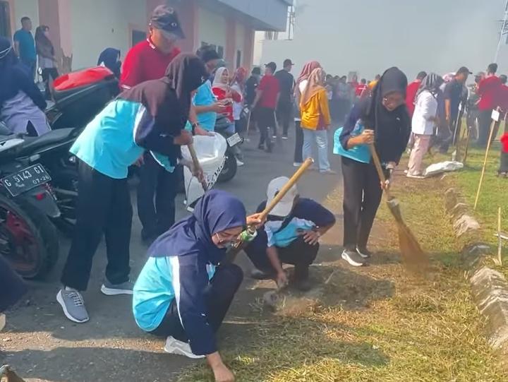 Sinergi personel DPUPR Pemalang dan pelajar saat kerja bakti membersihkan area Stadion Jatidiri.