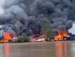 Pasar Teluk Nilau Membara, Puluhan Kios di Pinggir Sungai Pengabuan Ludes Terbakar