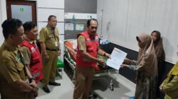 Peduli Warga, Camat Muhibin Beri Bantuan PMI Untuk Korban Tersambar Petir di RS