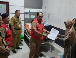 Peduli Warga, Camat Muhibin Beri Bantuan PMI Untuk Korban Tersambar Petir di RS
