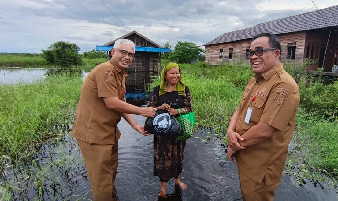 Susasana Bupati dan Wakil Bupati HSU menyerahkan bantuan banjir di HSU yang merupakan banjir rutin tahunan, melalui proyek sodetan ini diharapkan banjir bisa terurai dan tidak merendm HSU lagi