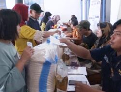 Ketahanan Pangan Kuat, Bupati Anom Salurkan Bantuan Beras dan Minyak Goreng untuk 1.107 KK di Tanahbaya