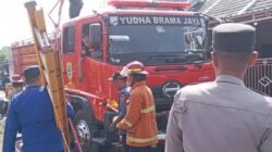 Mencekam! Detik-Detik Kebakaran Tebu di Belakang Perumahan Saradan Buat Warga Berhamburan