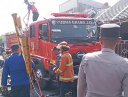 Mencekam! Detik-Detik Kebakaran Tebu di Belakang Perumahan Saradan Buat Warga Berhamburan