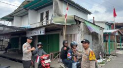 Semarak HUT RI ke-81, Polsek Mendahara Bagikan 150 Bendera Merah Putih kepada Pengendara