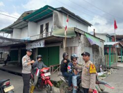 Semarak HUT RI ke-81, Polsek Mendahara Bagikan 150 Bendera Merah Putih kepada Pengendara