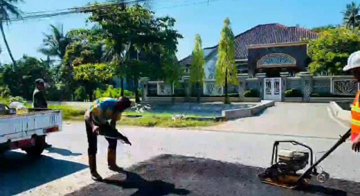 Respons Cepat Kerusakan Jalan, UPJI VIII DPUPR Pemalang Lakukan Kegiatan Salob