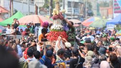 Meriah! Rebutan Gunungan Bawang Merah 8 Meter di Brebes Sabet Rekor ORI