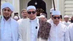 Momen Rizal Bawazier Berbaur Bersama Ribuan Jamaah di Majelis Habib Idrus Pekalongan