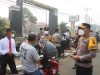 Antisipasi Dampak Kabut Asap, Polres Tanjab Timur Bagikan Masker Gratis kepada Pengguna Jalan
