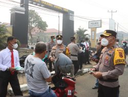 Antisipasi Dampak Kabut Asap, Polres Tanjab Timur Bagikan Masker Gratis kepada Pengguna Jalan