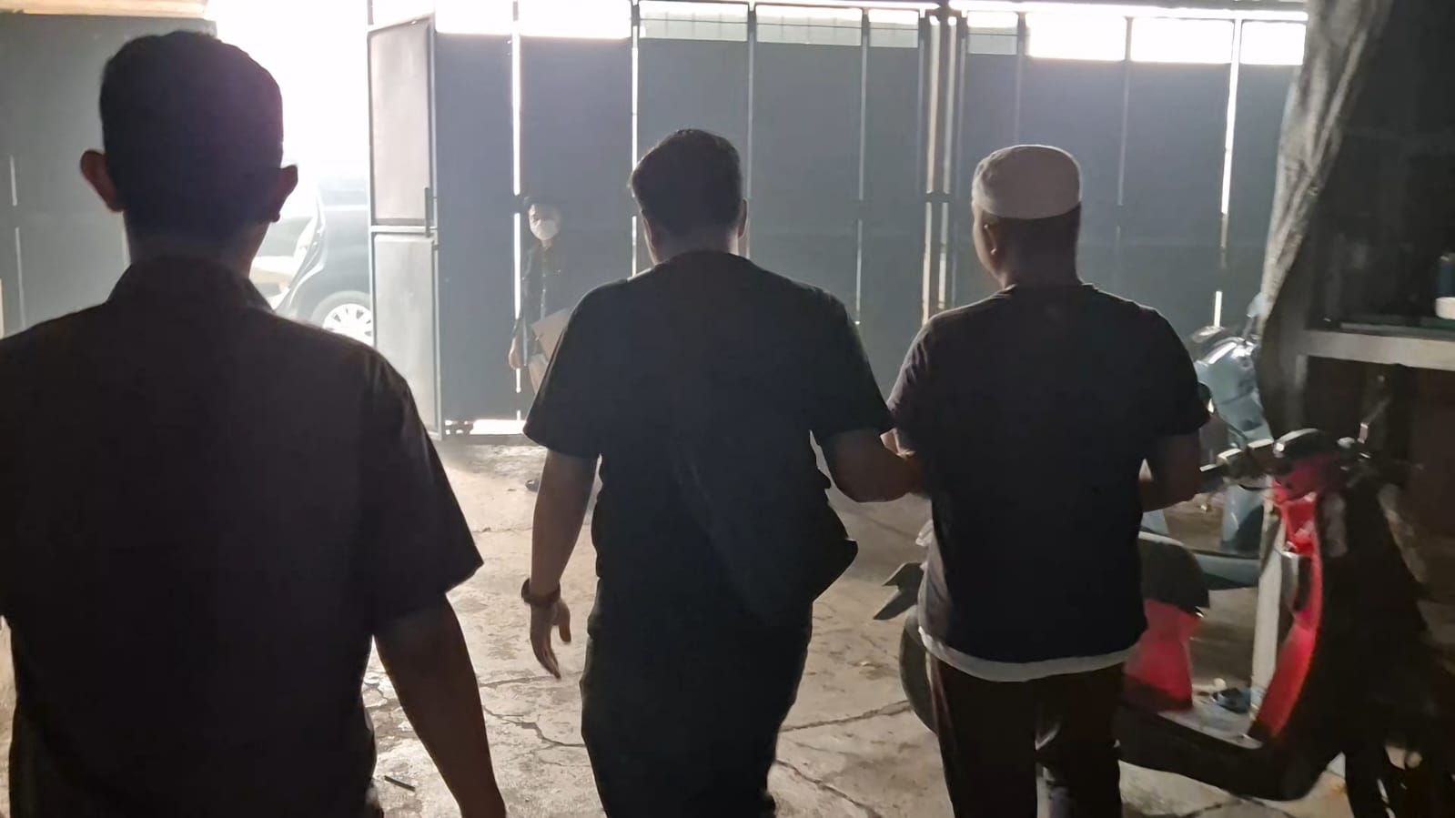 Tim Tabur Kejari HSU Berhasil Tangkap Terpidana Pelanggaran UU Kesehatan yang Berstatus DPO 2 DPO saat diamankan dikediamanya di Kecamatan Haurgading oleh TIM Tabur Kejari HSU