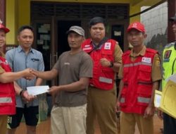 Tanggap Bencana, PMI dan Forkopimca Pulosari Salurkan Bantuan Logistik untuk Korban Angin Kencang dan Kebakaran